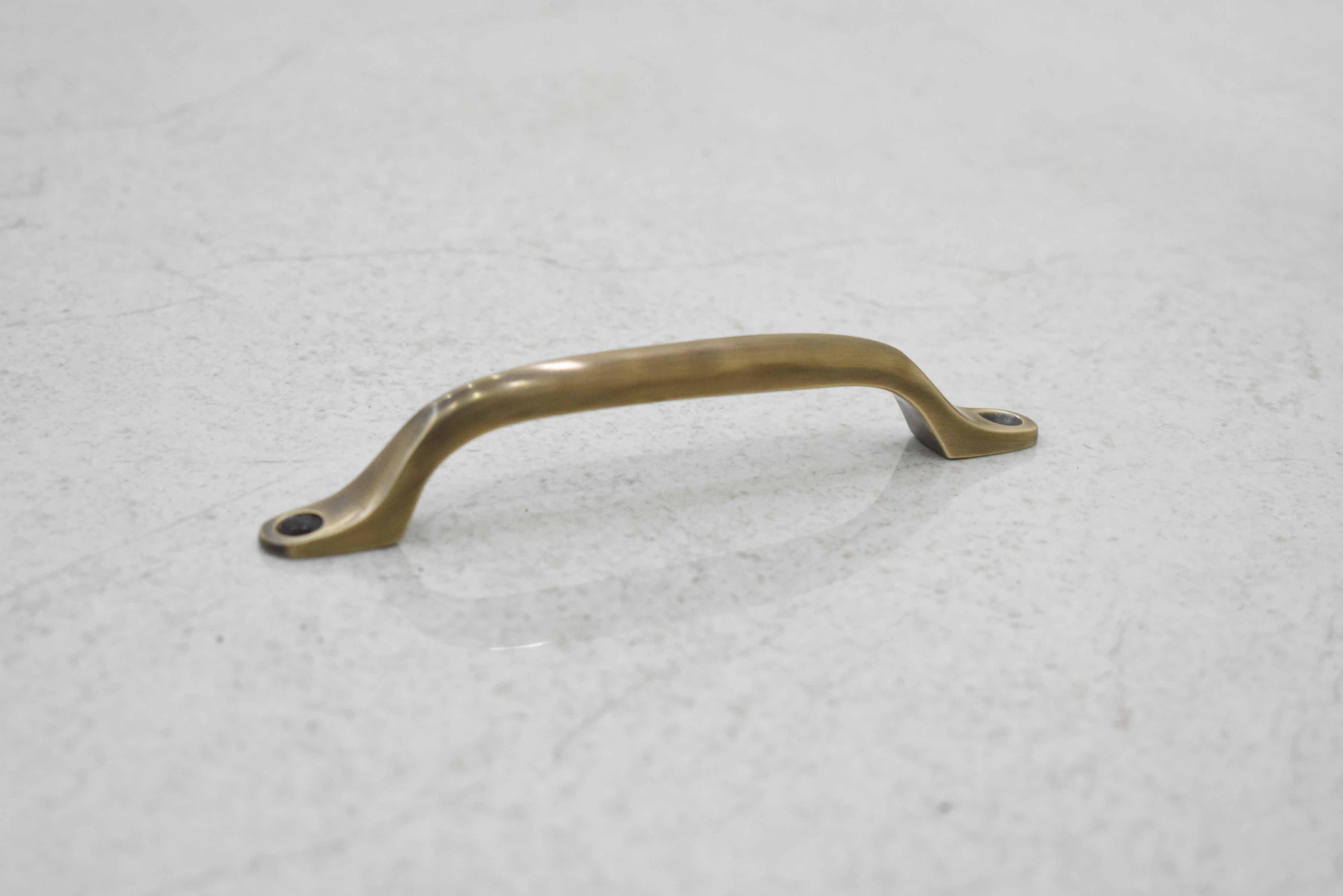 Small Bow Pull - Antique Brass - Stylentdecor